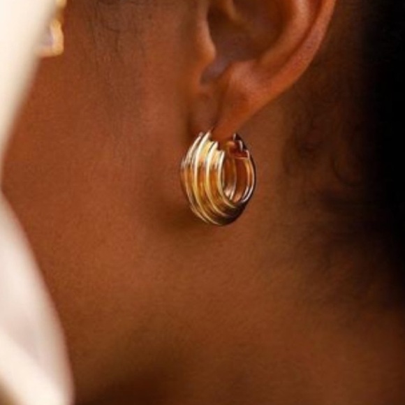 Lucy Williams 18k Gold Medium Ridge Hoop Earrings - Picture 3 of 6